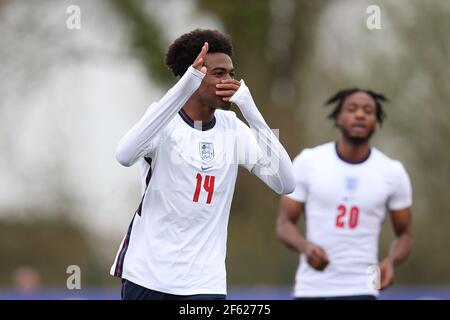 Cardiff, Royaume-Uni. 29 mars 2021. Carney Chukwuemeka d'Angleterre U18 (14) célèbre après qu'il a mis ses équipes au deuxième but du match international de football U18, pays de Galles contre Angleterre, au stade de Leckwith à Cardiff, au sud du pays de Galles, le lundi 29 mars 2021. Usage éditorial seulement. photo par Andrew Orchard/Andrew Orchard sports Photography/Alay Live News crédit: Andrew Orchard sports Photography/Alay Live News Banque D'Images