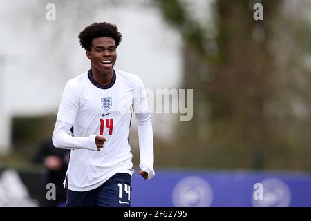 Cardiff, Royaume-Uni. 29 mars 2021. Carney Chukwuemeka d'Angleterre U18 (14) célèbre après qu'il a mis ses équipes au deuxième but du match international de football U18, pays de Galles contre Angleterre, au stade de Leckwith à Cardiff, au sud du pays de Galles, le lundi 29 mars 2021. Usage éditorial seulement. photo par Andrew Orchard/Andrew Orchard sports Photography/Alay Live News crédit: Andrew Orchard sports Photography/Alay Live News Banque D'Images