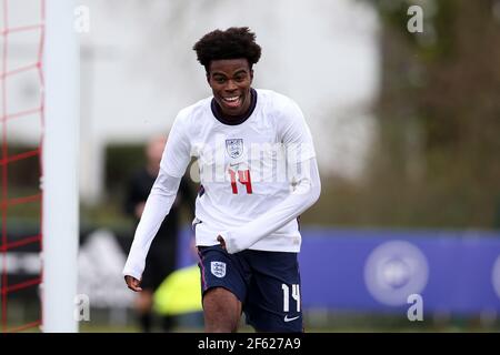 Cardiff, Royaume-Uni. 29 mars 2021. Carney Chukwuemeka d'Angleterre U18 (14) célèbre après qu'il a mis ses équipes au deuxième but du match international de football U18, pays de Galles contre Angleterre, au stade de Leckwith à Cardiff, au sud du pays de Galles, le lundi 29 mars 2021. Usage éditorial seulement. photo par Andrew Orchard/Andrew Orchard sports Photography/Alay Live News crédit: Andrew Orchard sports Photography/Alay Live News Banque D'Images