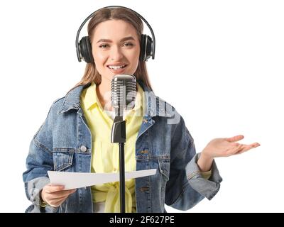 Présentateur de radio femelle avec microphone sur fond blanc Banque D'Images