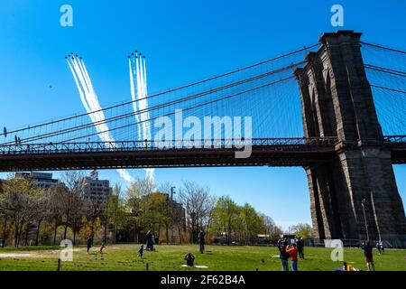 Blue Angels et Thunderbirds Flyover, pont de Brooklyn Banque D'Images