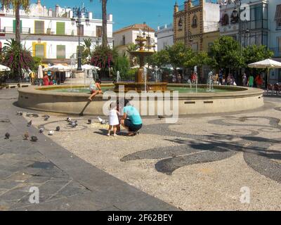 Sanlucar de Barrameda, Cadix, Espagne - 01 septembre 2012 : Fontaine de la Plaza del Cabildo, dans le centre historique de Sanlucar de Barrameda, Espagne. Banque D'Images