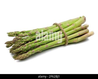 bouquet d'asperges vertes isolées sur fond blanc Banque D'Images