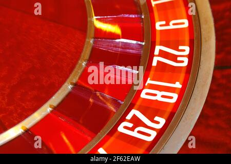 Roulette ronde avec des nombres dans le casino Banque D'Images