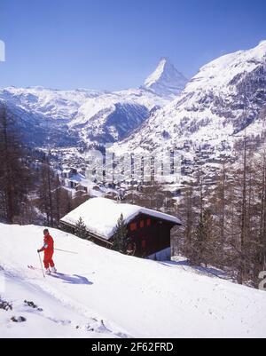 Skieurs sur la piste de retour à la station avec le mont Cervin derrière, Zermatt, le Valais, Suisse Banque D'Images