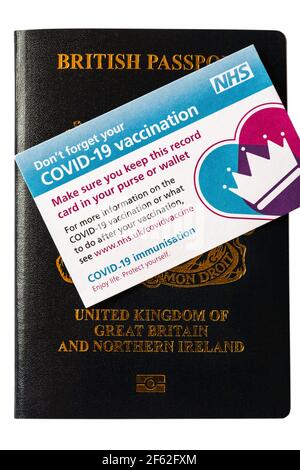 Carte de fiche de vaccination Covid avec nouveau passeport britannique, le gouvernement considère les passeports Covid pour les voyages Banque D'Images