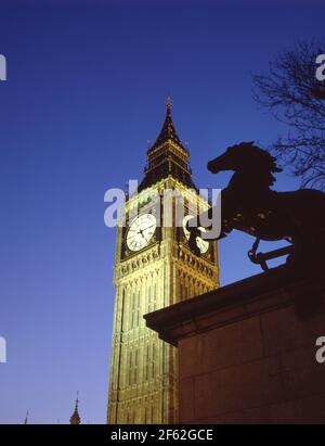 Tour de l'horloge de Big Ben et statue de Boudicca au crépuscule depuis le pont de Westminster, Cité de Westminster, Grand Londres, Angleterre, Royaume-Uni Banque D'Images