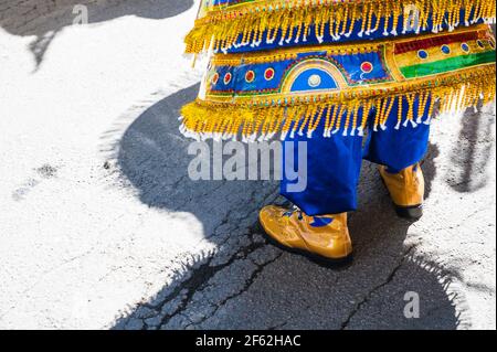 HAMMARKULLEN, SUÈDE - 25 MAI 2019 : face d'une belle reine de carnaval dans le carnaval annuel à Hammarkullen, Suède Banque D'Images