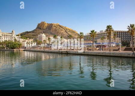 Front de mer et port de plaisance de la ville balnéaire avec le mont Benacantil, et le château de Santa Barbara en arrière-plan, Alicante, Costa Blanca, Espagne. Banque D'Images