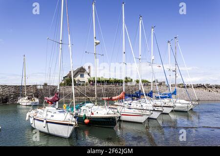 Yachts amarrés dans le port à la périphérie d'Exmoor à Porlock Weir, Somerset Royaume-Uni Banque D'Images