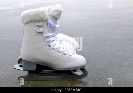 Paire de patins pour le patinage artistique sur la patinoire. Banque D'Images