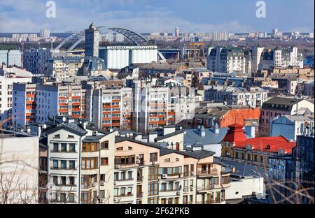 Développement dense du vieux quartier de Podil à Kiev sur fond de pont sur la rivière et maisons de zones résidentielles. Banque D'Images