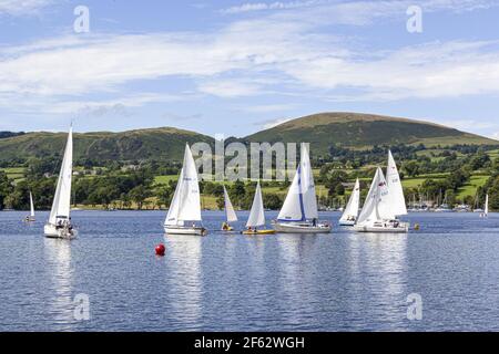 Le Lake District - Voile sur Ullswater, Cumbria UK Banque D'Images