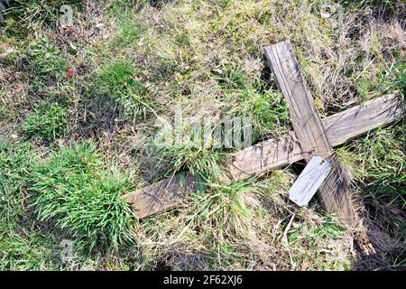 Vienne, Autriche. Le cimetière central de Vienne. Croix en bois d'un site en ruines Banque D'Images