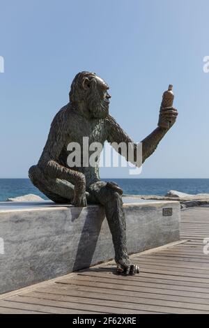 BADALONA, ESPAGNE-29 MARS 2021 : statue de singe sur le front de mer de Badalona par Susana Ruiz Blanch. Le singe a le visage de Charles Darwin, et elle ho Banque D'Images