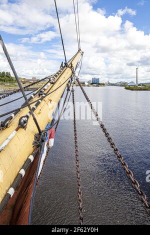 River Clyde à Glasgow, en Écosse, au Royaume-Uni, vue depuis le grand bateau Glenlee, une barque à trois mâts et à coque d'acier au musée Riverside des transports et des voyages. Banque D'Images