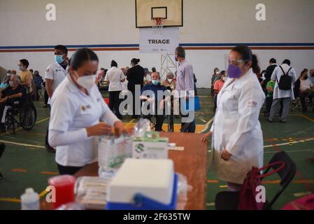 Coatepec, Veracruz, México. 29 mars 2021. Des centaines d'adultes de plus de 60 ans reçoivent la première dose du vaccin COVID-19 à Coatepec, Veracruz. Après avoir été vaccinés, ils sont transférés dans une zone d'observation pour évaluer les effets secondaires possibles. Credit: Hector Adolfo Quintanar Perez/ZUMA Wire/Alay Live News Banque D'Images