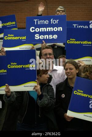 L'élection générale juin 2001 un partisan Tory bloc une bande dessinée Manifestation à l'extérieur du rassemblement électoral final de la Haye Banque D'Images