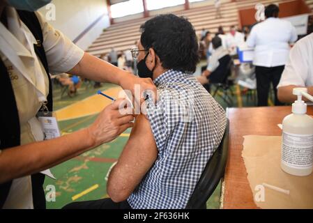 Coatepec, Veracruz, México. 29 mars 2021. Des centaines d'adultes de plus de 60 ans reçoivent la première dose du vaccin COVID-19 à Coatepec, Veracruz. Après avoir été vaccinés, ils sont transférés dans une zone d'observation pour évaluer les effets secondaires possibles. Credit: Hector Adolfo Quintanar Perez/ZUMA Wire/Alay Live News Banque D'Images