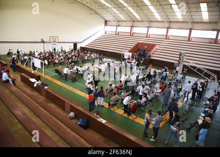 Coatepec, Veracruz, México. 29 mars 2021. Les adultes âgés nouvellement vaccinés attendent dans la zone d'observation pour contenir les effets secondaires possibles crédit: Hector Adolfo Quintanar Perez/ZUMA Wire/Alay Live News Banque D'Images