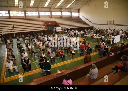 Coatepec, Veracruz, México. 29 mars 2021. Les adultes âgés nouvellement vaccinés attendent dans la zone d'observation pour contenir les effets secondaires possibles crédit: Hector Adolfo Quintanar Perez/ZUMA Wire/Alay Live News Banque D'Images