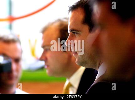 Lib DEM Shadow Chancellor Matthew Taylor à un photocall dans un café Internet aujourd'hui, pour souligner l'importance du commerce électronique..18.9.00 pic: Banque D'Images