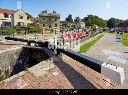 Écluses sur le canal Kennet et Avon à Bradford on Avon, Cotswolds, Wiltshire, Angleterre, Royaume-Uni, Europe Banque D'Images