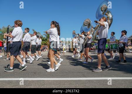 Poway High School Marching Band, défilé du jour de l'indépendance du 4 juillet à Rancho Bernardo, San Diego, Californie, États-Unis. Un jeune étudiant se joue avec des drapeaux et joue de la musique. 4 juillet 2019 Banque D'Images