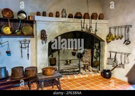 L'intérieur du château de Bauska est doté d'une cuisine en laiton du XVIe au XVIIe siècle, d'un fer à repasser et d'un équipement de cuisine en bois Banque D'Images