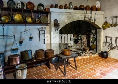 L'intérieur du château de Bauska est doté d'une cuisine en laiton du XVIe au XVIIe siècle, d'un fer à repasser et d'un équipement de cuisine en bois Banque D'Images