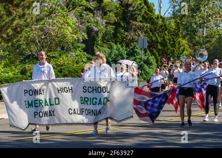 Poway High School Marching Band, défilé du jour de l'indépendance du 4 juillet à Rancho Bernardo, San Diego, Californie, États-Unis. Un jeune étudiant se joue avec des drapeaux et joue de la musique. 4 juillet 2019 Banque D'Images