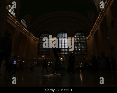 New York, États-Unis. 29 mars 2021. Les voyageurs portent un masque facial lorsqu'ils traversent le Grand Central terminal à New York le lundi 29 mars 2021. Photo de John Angelillo/UPI crédit: UPI/Alay Live News Banque D'Images