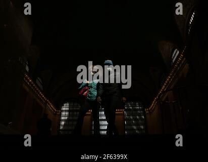 New York, États-Unis. 29 mars 2021. Les voyageurs portent un masque facial lorsqu'ils traversent le Grand Central terminal à New York le lundi 29 mars 2021. Photo de John Angelillo/UPI crédit: UPI/Alay Live News Banque D'Images