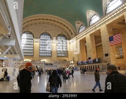 New York, États-Unis. 29 mars 2021. Les voyageurs portent un masque facial lorsqu'ils traversent le Grand Central terminal à New York le lundi 29 mars 2021. Photo de John Angelillo/UPI crédit: UPI/Alay Live News Banque D'Images