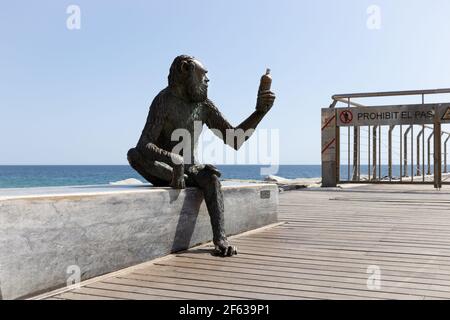 BADALONA, ESPAGNE-29 MARS 2021 : statue de singe sur le front de mer de Badalona par Susana Ruiz Blanch. Le singe a le visage de Charles Darwin, et elle ho Banque D'Images