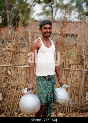 Portrait d'un villageois indien pauvre mais très heureux. Banque D'Images