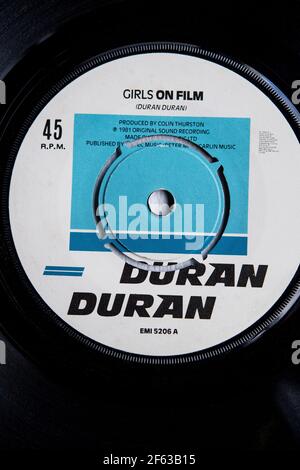 Gros plan de l'étiquette de la version vinyle de sept pouces de Girls on film, le troisième single à succès par Duran Duran, qui a été publié en 1981 Banque D'Images