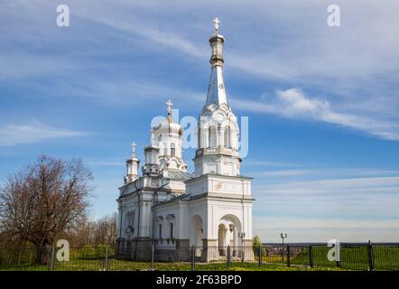 Belle église russe de Sainte-Alexandra dans le village de Nizino près de Peterhof, région de Leningrad, Russie Banque D'Images