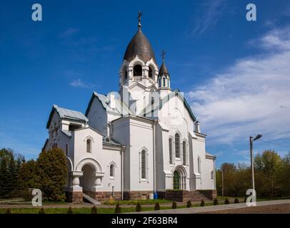 Belle église russe avec dôme sombre en forme de casque. Eglise Saint-Alexis, ville de Taitsy, région de Leningrad, Russie Banque D'Images