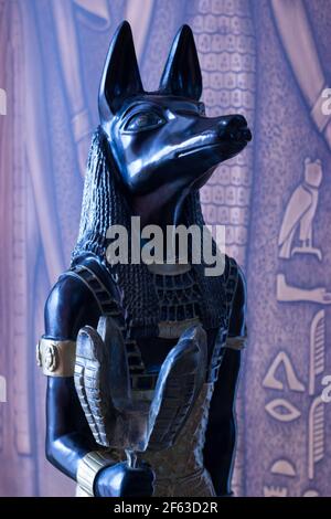 Encore la vie de la statue de la mythologie jackal anubis inpu anup. En arrière-plan sont des motifs égyptiens avec hiéroglyphes. Banque D'Images