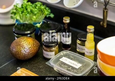 Cours de cuisine en ligne avec le chef Song Lee du restaurant Nikkei Nine à Hambourg. Mis en place pour une cuisine en ligne détendue Banque D'Images