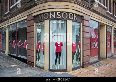 La fenêtre Monsoon sale s'affiche sur Princes Street vide pendant la pandémie de covid. Édimbourg, Écosse, Royaume-Uni. Banque D'Images