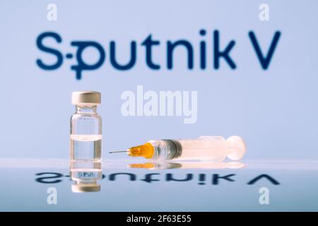 Flacon et seringue de vaccin Spoutnik V coronavirus avec logo comme arrière-plan. LJUBLJANA, SLOVÉNIE : 25 mars 2021 Banque D'Images