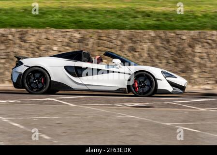 McLaren 600LT Spider conduite en mer à Southend, Essex, Royaume-Uni. Conducteur blanc caucasien avec toit ouvert le jour ensoleillé de forte luminosité. Vue latérale Banque D'Images