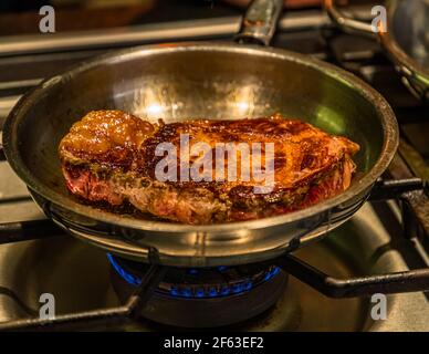 Le plat principal est un vrai Wildernis Entrecote. Cours de cuisine en ligne avec le chef Song Lee du restaurant Nikkei Nine à Hambourg Banque D'Images