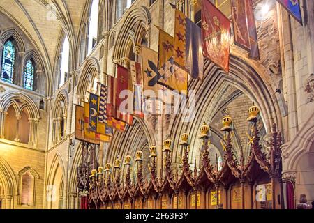 Dublin, Irlande - décembre 2019. Vieux drapeaux à la cathédrale St Patricks de Dublin Banque D'Images