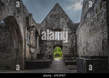 Intérieur, autels et tombes d'un monastère du XVe siècle en ruines, Abbaye de Muckross dans le parc national de Killarney, Kerry, Irlande Banque D'Images