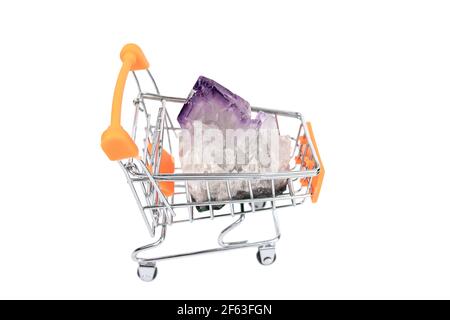Cristal améthyste violet cru unique dans un petit panier isolé découpé sur fond blanc pour les magasins de pierres précieuses. Banque D'Images
