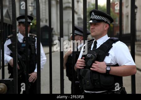 21 avril 2011. Londres, Angleterre. La police armée garde l'entrée de Downing Street à Whitehall. ©; Charlie Varley/varleypix.com Banque D'Images