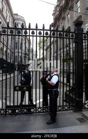 21 avril 2011. Londres, Angleterre. La police armée garde l'entrée de Downing Street à Whitehall. ©; Charlie Varley/varleypix.com Banque D'Images